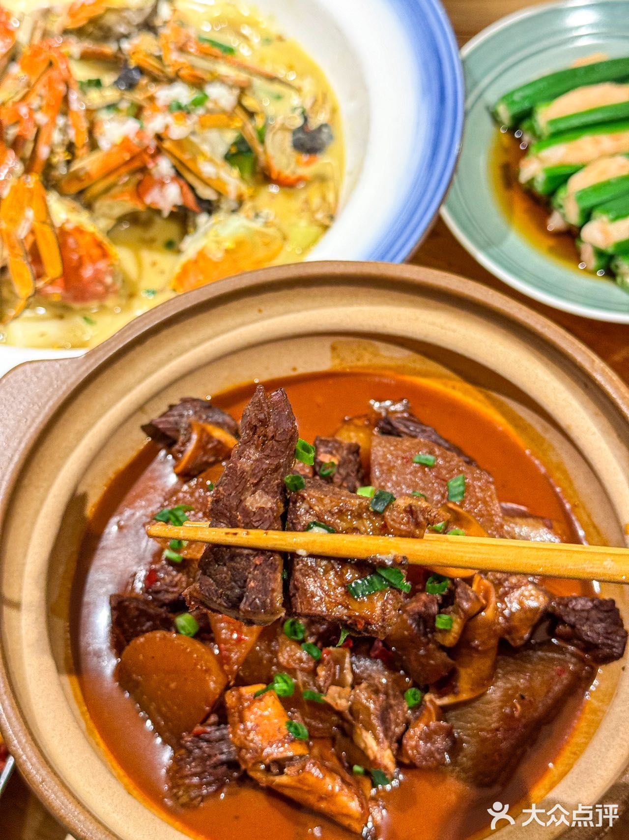 席地而坐啃大闸蟹！在这里吃饭就是舒坦