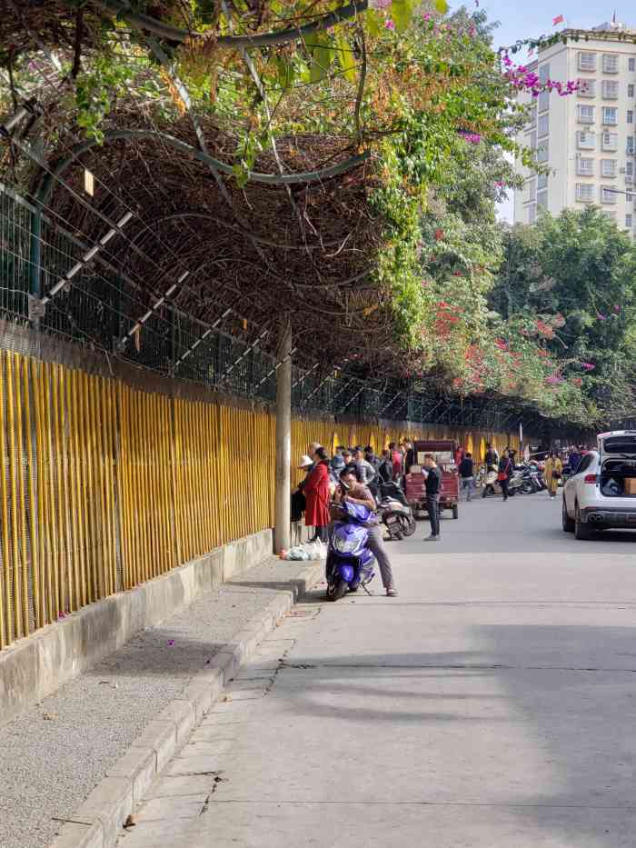 姐告边境贸易区-"国门很气派走过去就是缅甸了脏兮兮的 .