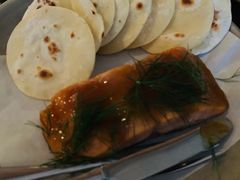 烟熏三文鱼配烤饺子皮及芥末籽酱-BOR Eatery(安福路店)