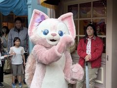 -小镇影院迪士尼小熊Duffy与他的朋友合影地