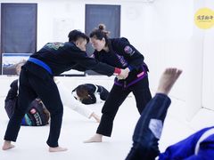 -菠萝格斗巴西柔术训练馆