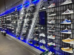 -adidas(德基广场店)