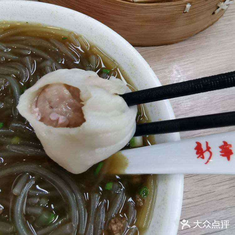 加上8个小笼包，表示吃不完