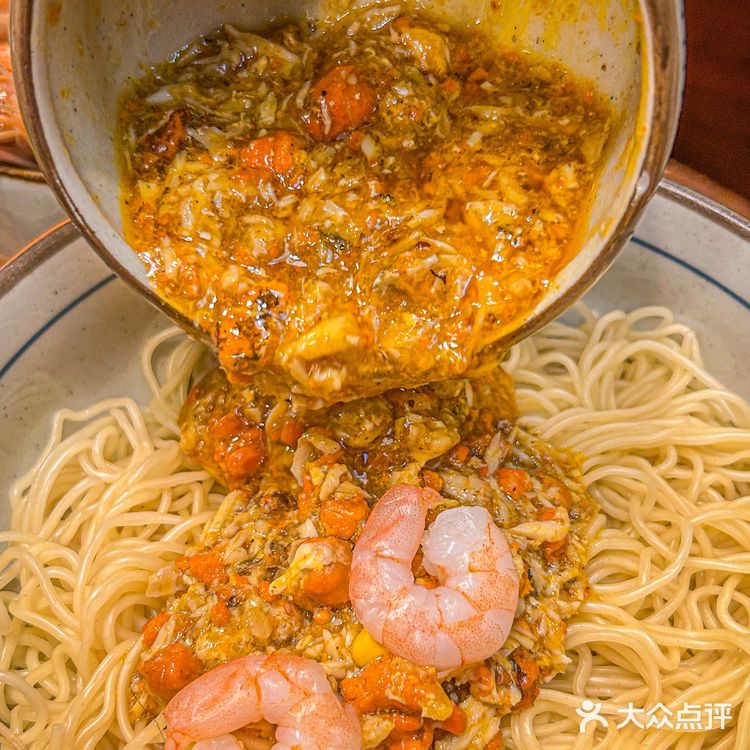 我又来吃蟹三宝啦‼️下雨天的中午竟然还排队