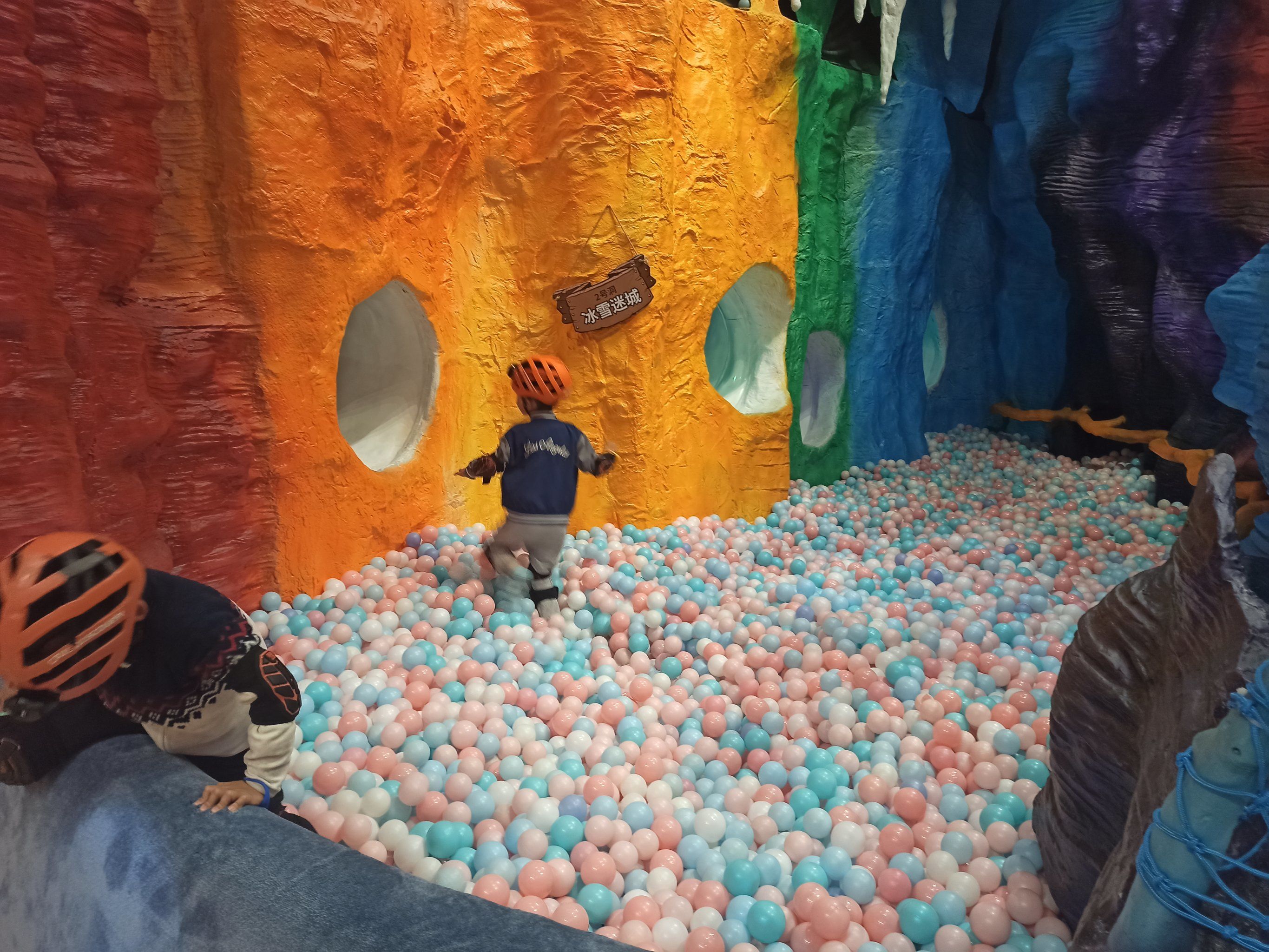 溜娃放电天花板 大宁小城探洞秀