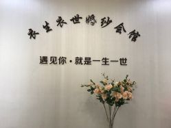 -觅白婚纱礼服馆