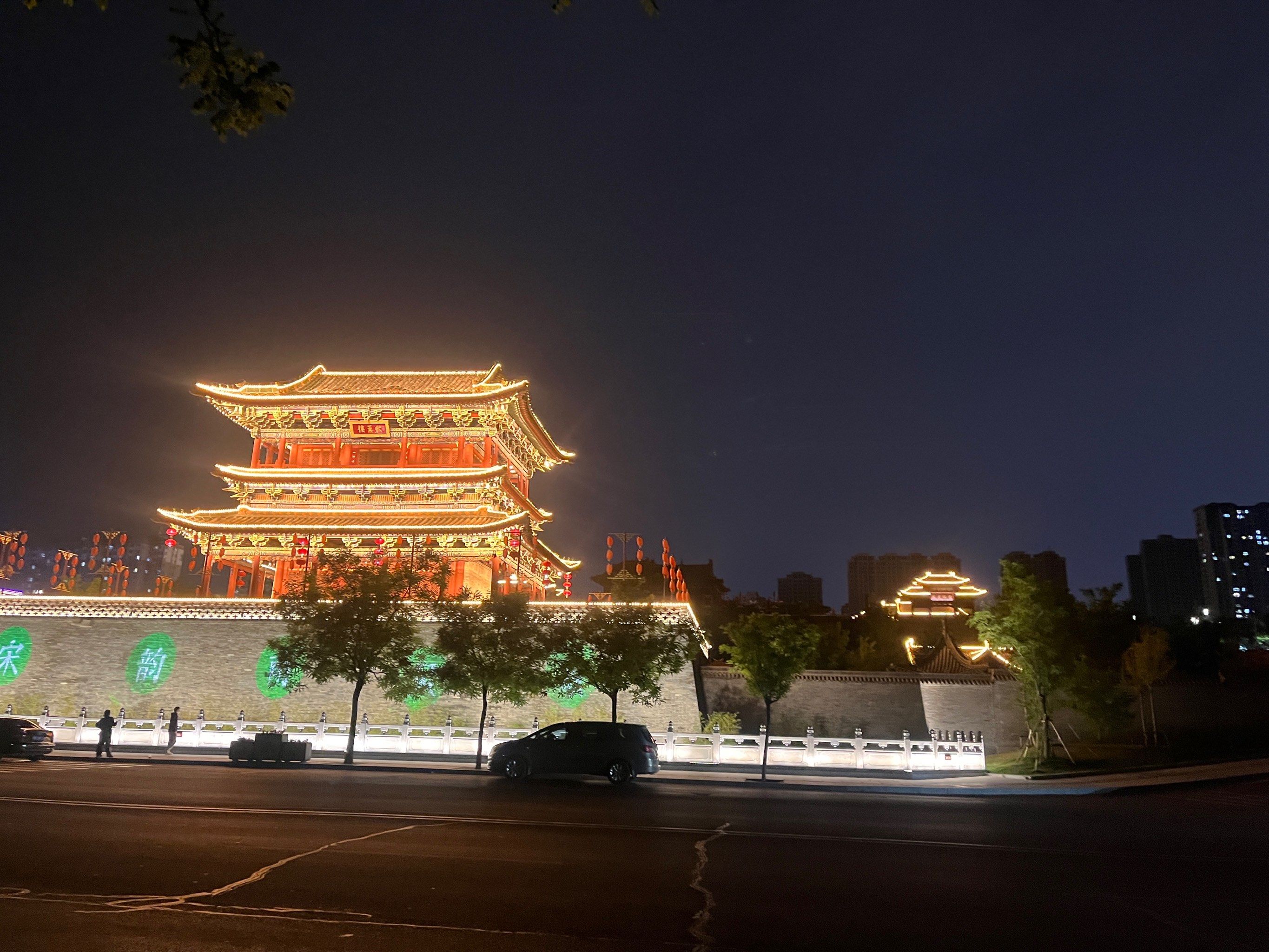 黄河大厦,派酒店.自己搜下我忘了拍照了.