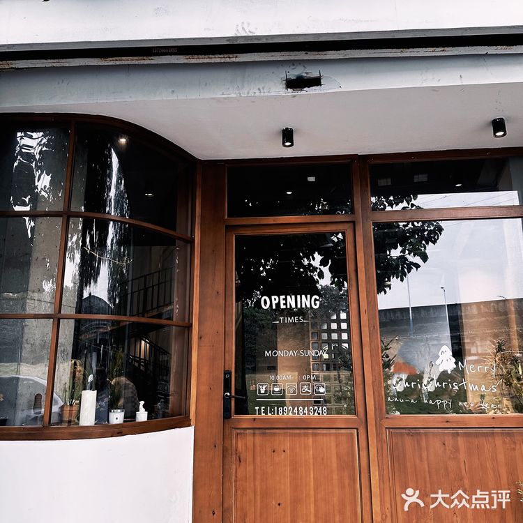 在室内大树旁边喝咖啡☕～自带热带花园的veins绿植咖啡店