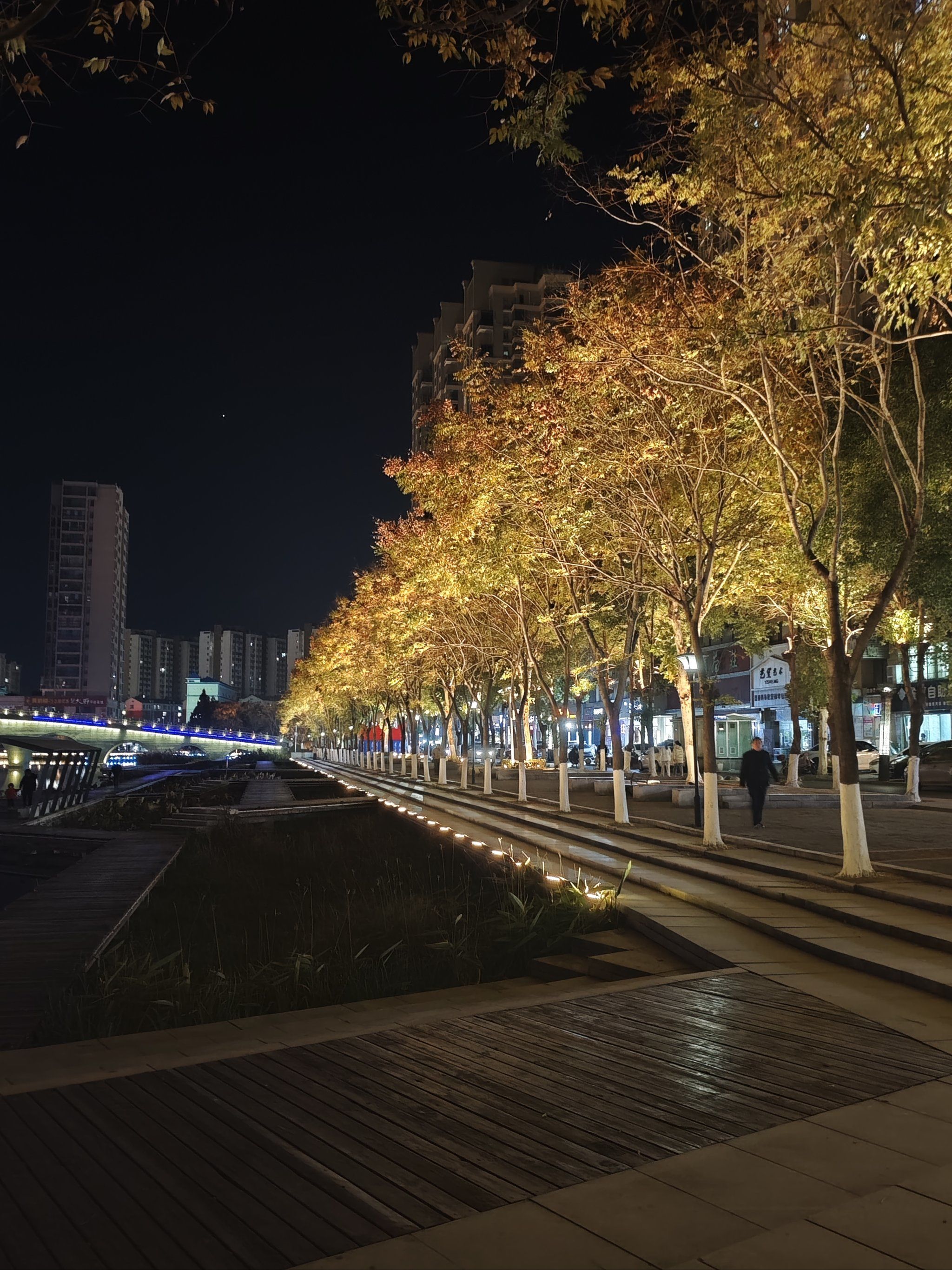 n

#夜景#晚风#饭后消食运动#0元玩转这座城#人工湖#最美夜景