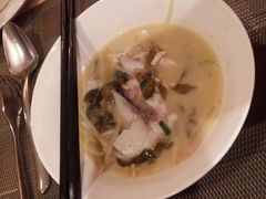 个人量酸菜鱼-广州中心皇冠假日酒店-环市食坊·海鲜自助餐厅