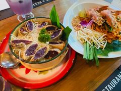 -Chom Cafe and Restaurant