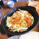 糯糯的，有点甜。汤圆上还洒了花生碎，喜欢