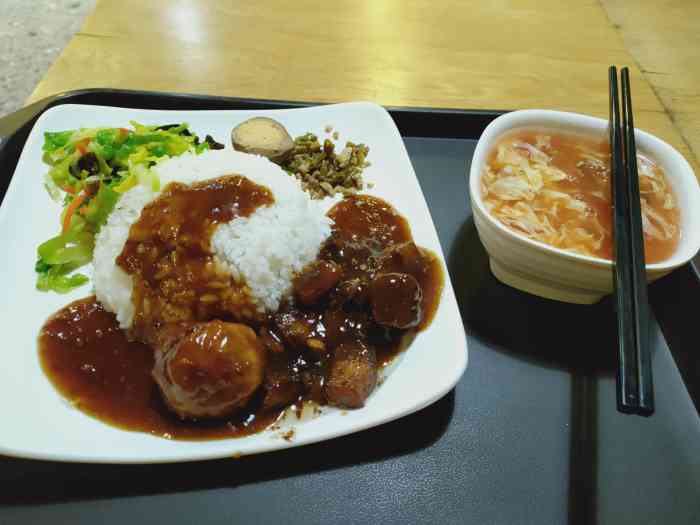 环境很好看着干净还有饮水机冬天挺方便服务员已经是见