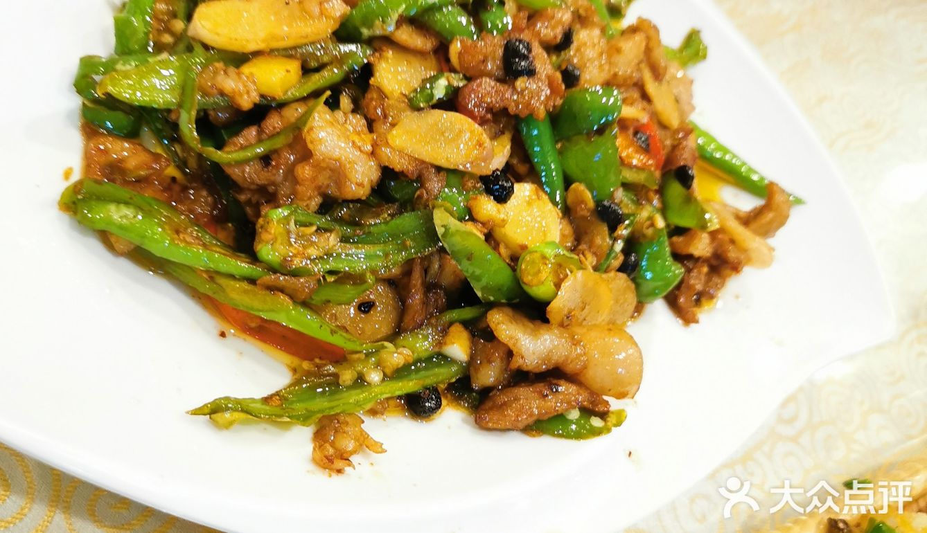 一边吃辣子鸡一边是兔!辣子鸡就是煸的很干,然后吃起很想