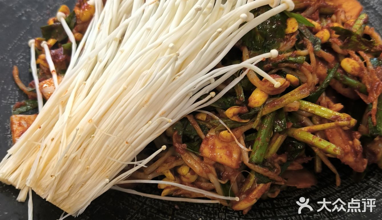 位子不多,可以提前电话预定。总体的食材都很新鲜的