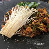 位子不多,可以提前电话预定。总体的食材都很新鲜的