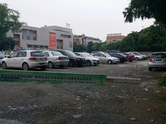 -家乐福南翔店停车场