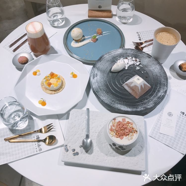 外面是巧克力,脆脆的,里面是香蕉馅