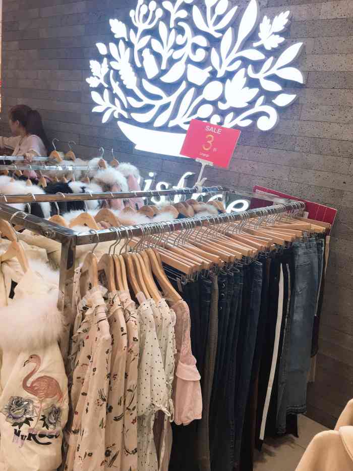 lagogo(中央城市奥莱店)-"经常去这一家,只要去那边了,肯定就会买衣.