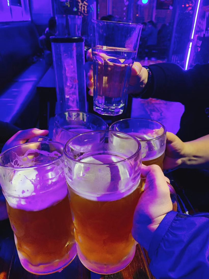 就喜欢用大杯子喝酒!