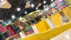 -维佳童话镇演出现场(徐东店)