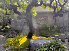 -Chom Cafe and Restaurant