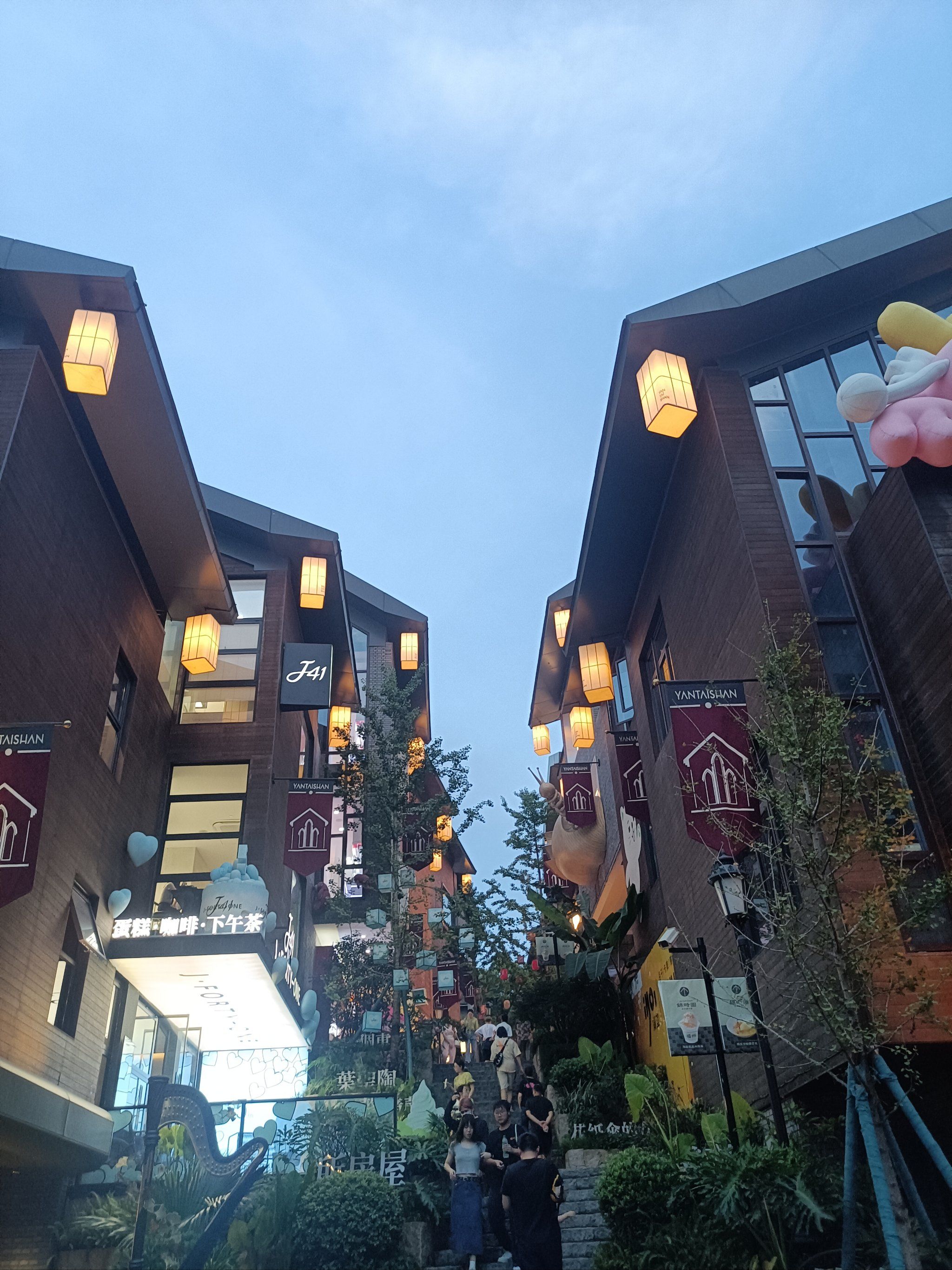 商业街的热闹时光