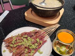 -何妹湿辣牛肉·粤式烧烤砂煲(桂雅路店)