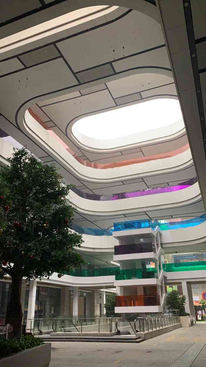 第一次来众圆广场青山发展真的很快很好呢商场特别大品牌也很多不过人