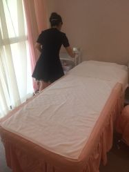 我预约的通乳师莹莹在给我准备通乳用的东西，特别专业，就算是专业问题她也会用你能听得懂的话讲给你听，亲和力十分-爱帝宫通乳中心(福田总院)