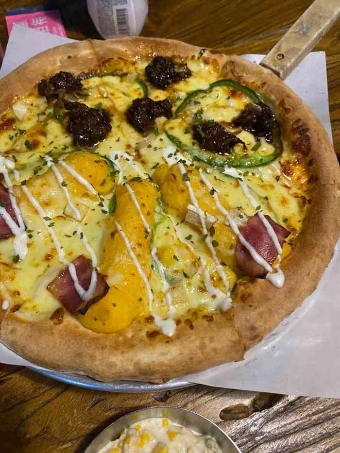 fly pizza & hoodadak chicken-"量很大.两个人吃了三分之二吧.