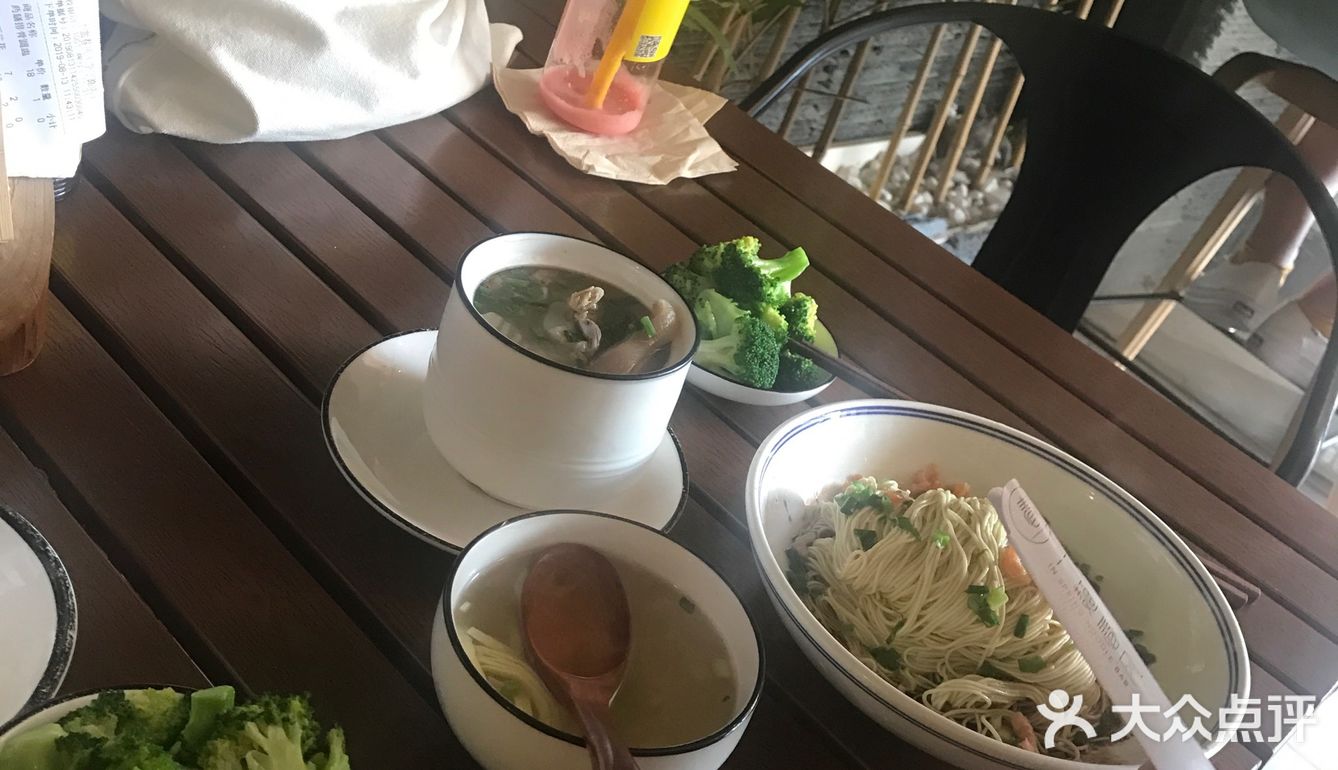 不腻，猪手入口即化，汤汁里满满的胶原蛋白