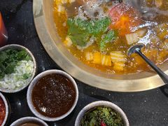 -顶顶汤火牛排火锅·经典铜锅涮肉