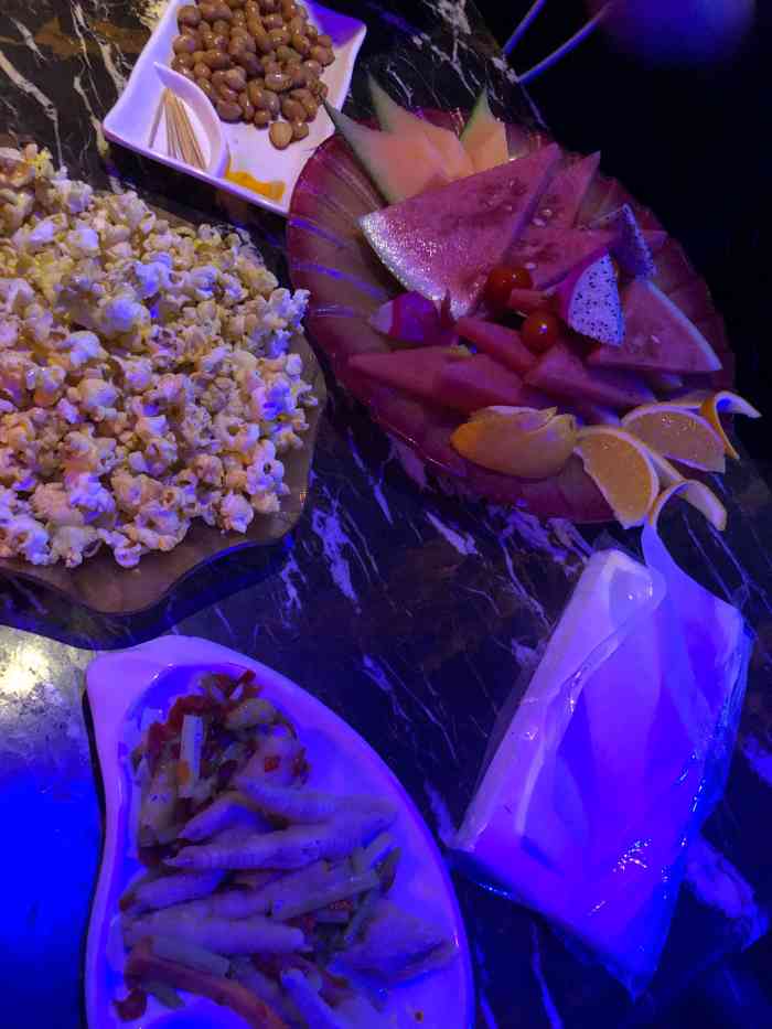 v-show(唯秀)主题ktv-"让拿个骰子叫了四次,话筒老是没电让换一个.