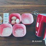 [调皮]有颜值的舒芙蕾松饼🥞和草莓🍓养乐多