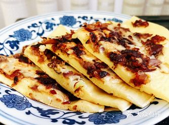 食材：鸡蛋，面粉，水，葱，盐，肥牛，洋葱，糖，生抽