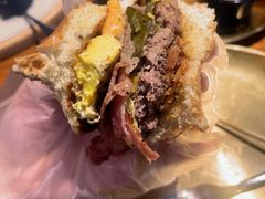 双蛋指椒牛肉汉堡-魏斯理汉堡(西安沣东吾悦店)