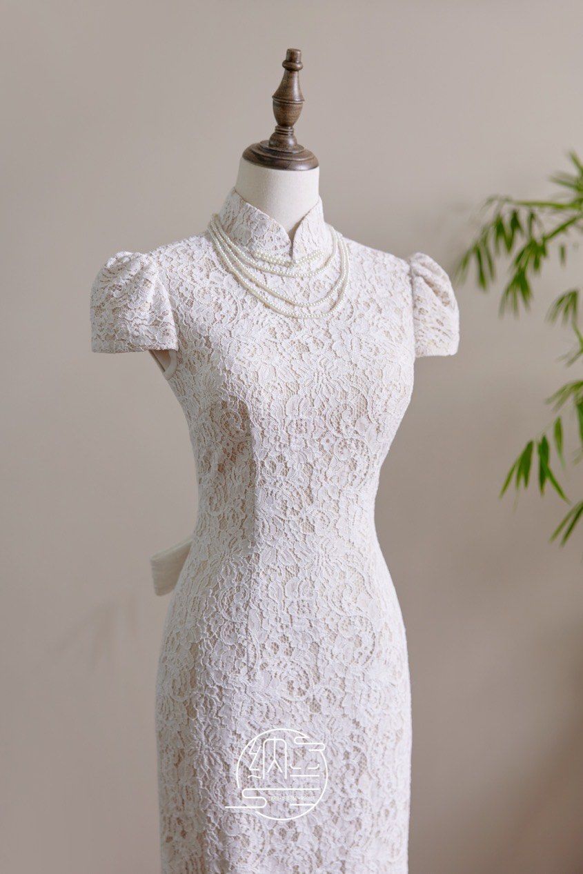 一款可以应对不同场景的白月光蕾丝旗袍