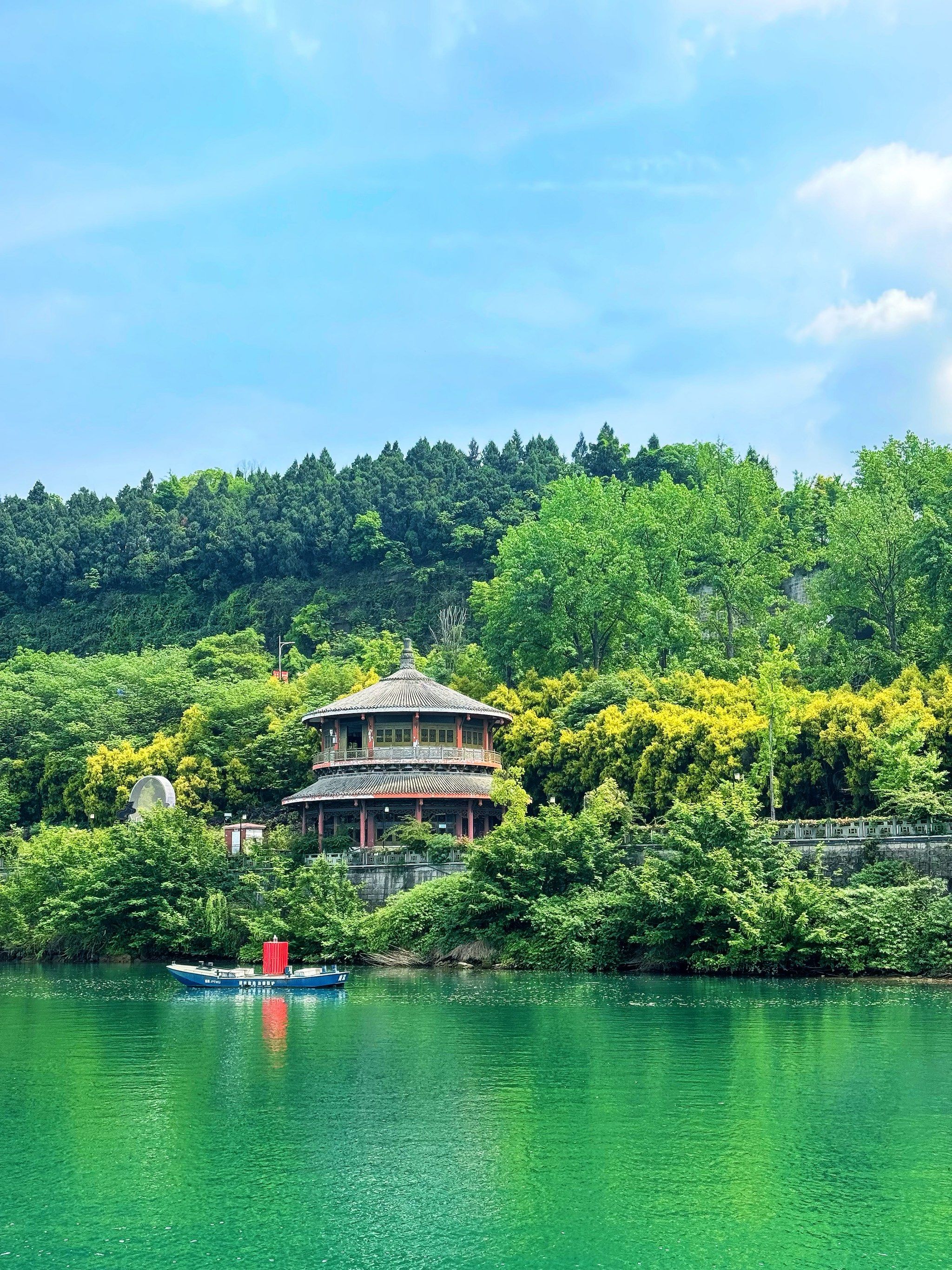 感受外面的青山绿水,不一样的风景真的太治愈了
心情瞬间就会晴朗