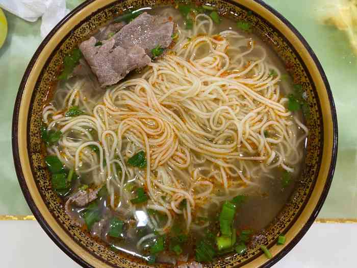 饿死了,点了份新疆牛肉拌面,太好吃了.一份全部吃完了