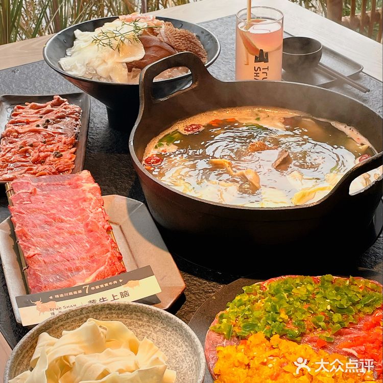 为了这个炭烤红薯，我愿意天天来火锅店排队