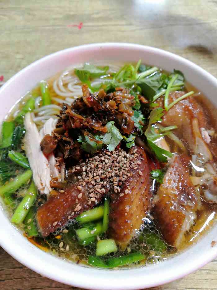 弥勒卤鸡米线(沪瑞线店)-"非常好吃!离开昆明时还专门再来吃一次!