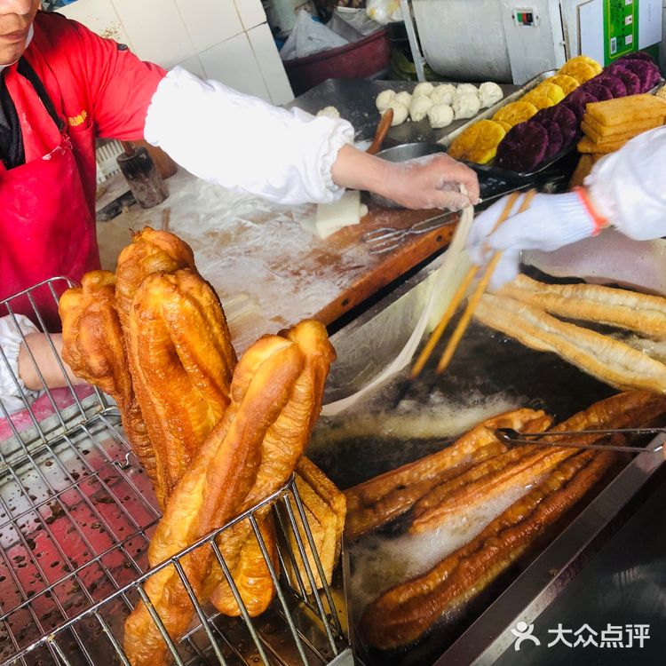 大饼油条老虎脚爪馒头图片