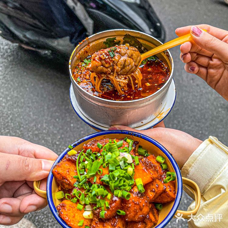 人均30‼️重庆盘盘麻辣烫天花板🔥冒鸭肠无敌