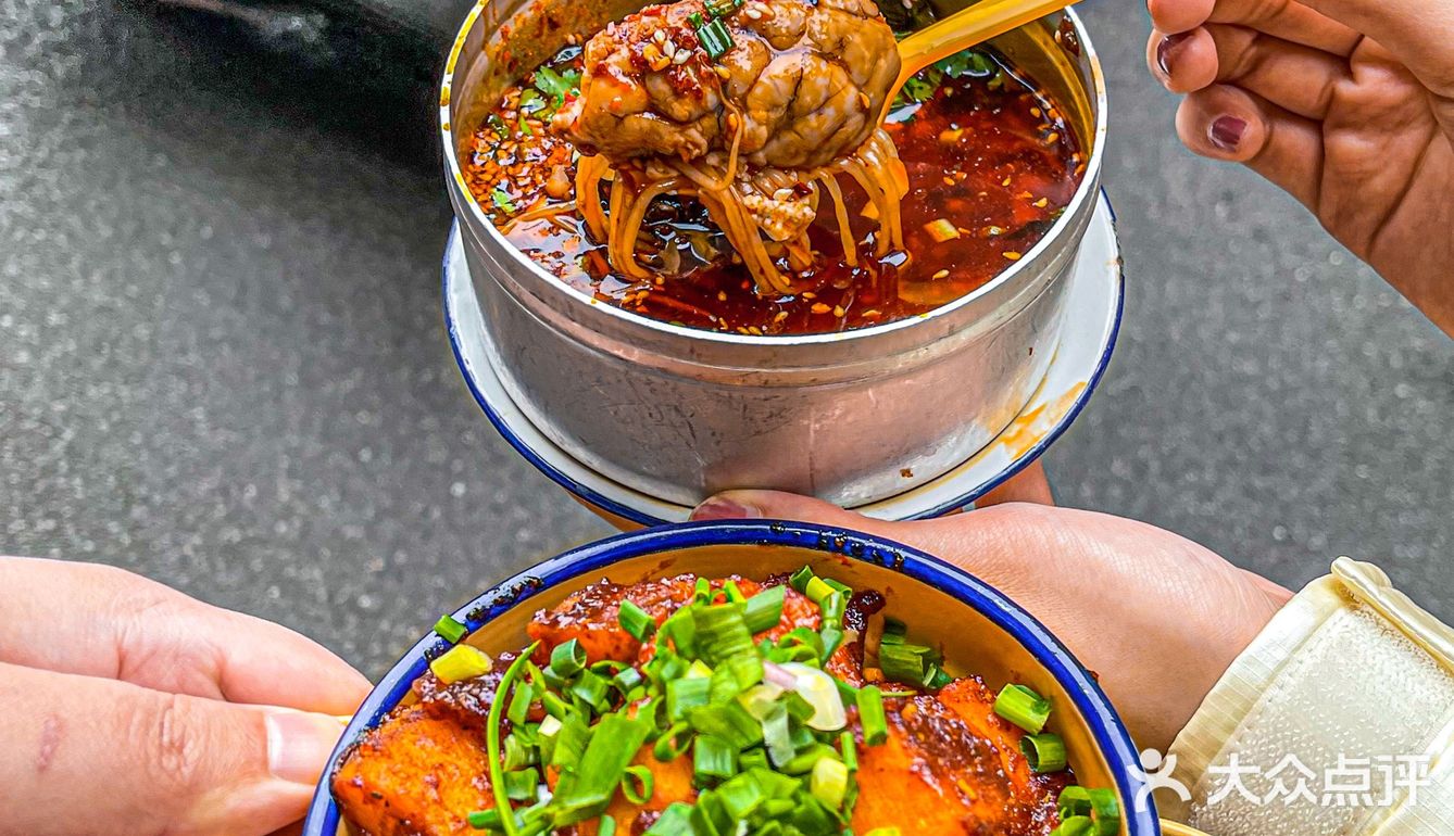 人均30‼️重庆盘盘麻辣烫天花板🔥冒鸭肠无敌