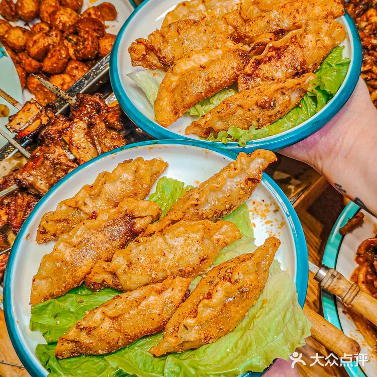 生活的烟火气，就藏在羔羊烤肉的夜市里