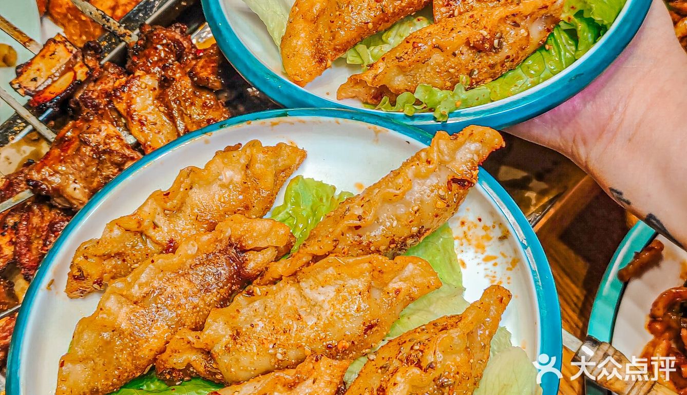 生活的烟火气，就藏在羔羊烤肉的夜市里