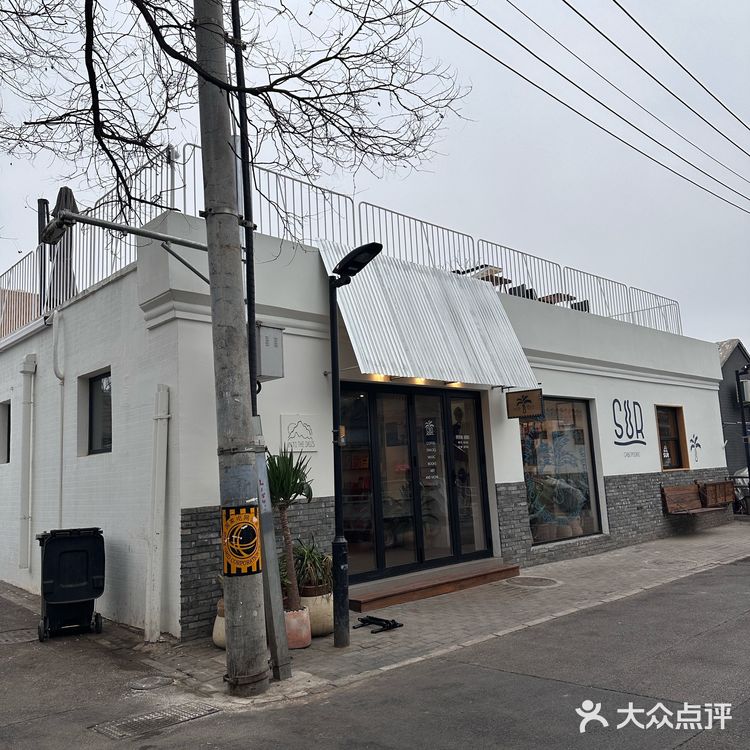 找到了胡同里空间很大的咖啡馆！木质风还有猫！