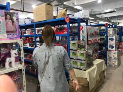 -逝水玩具折扣店