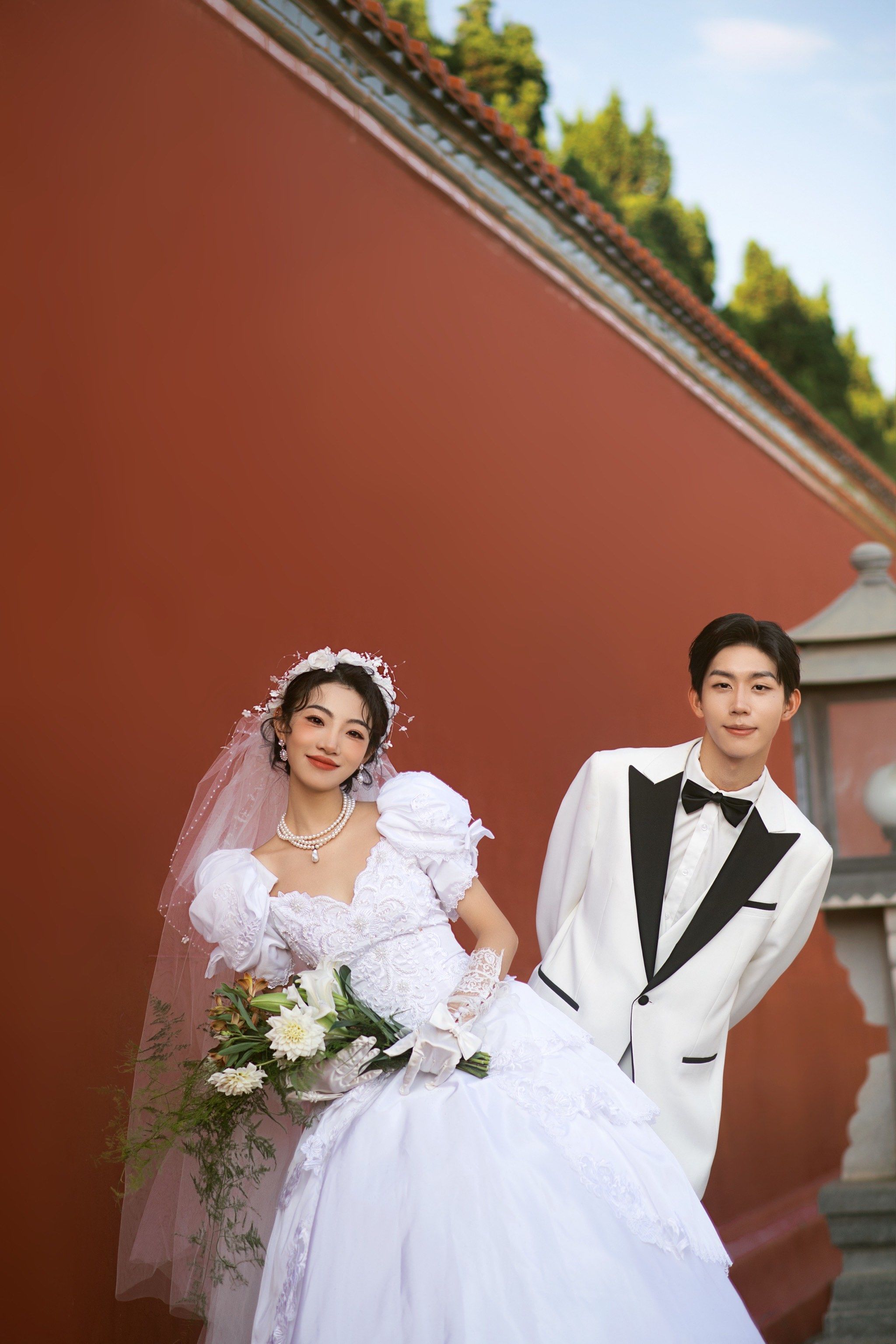 俏皮可爱的红墙婚纱照